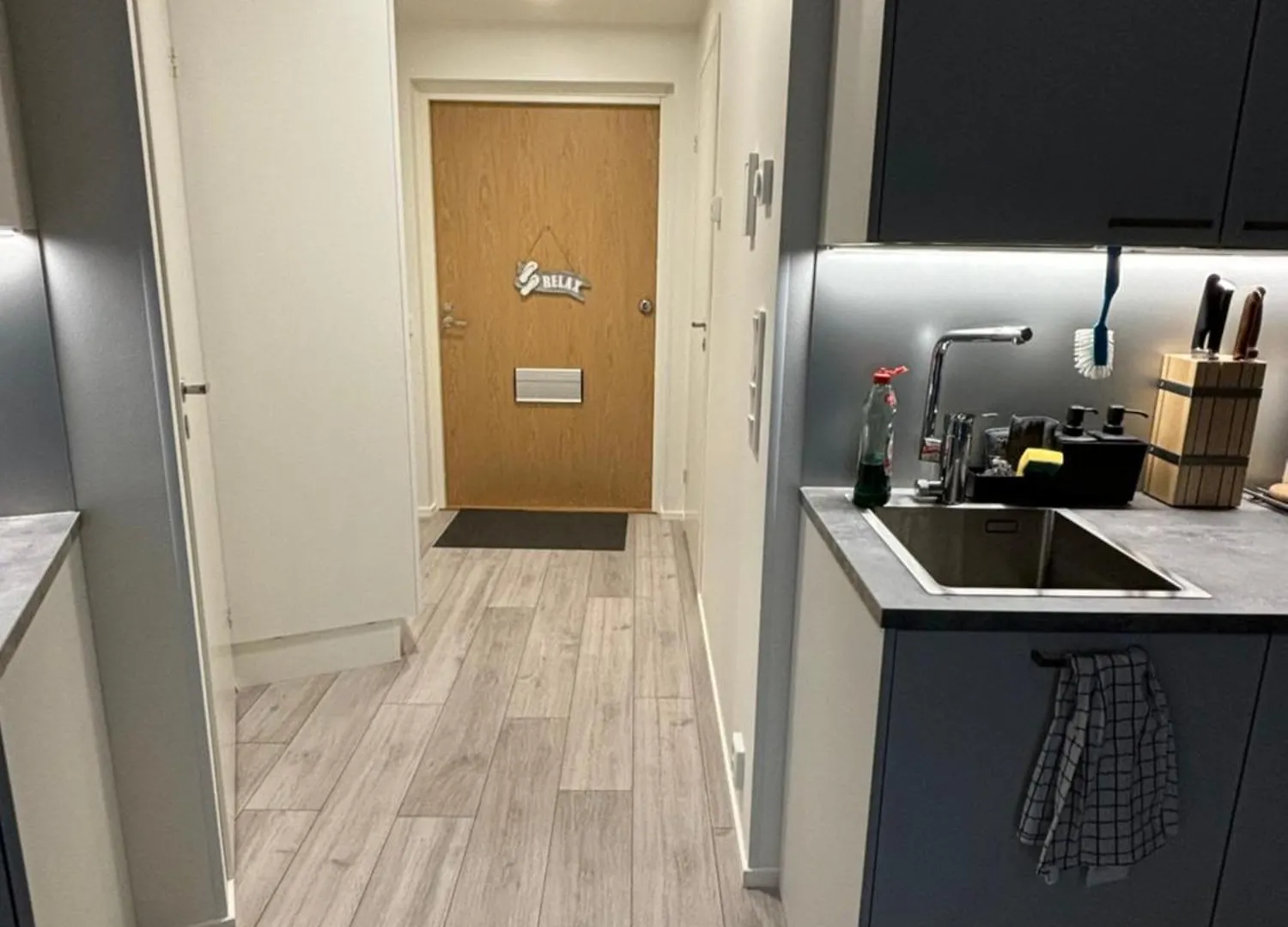 Apartment Runway Retreat Your Gateway To Convenience Vantaa